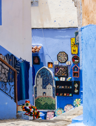 Porte traditionnelle à Chefchaouen entourée de peintures murales colorées