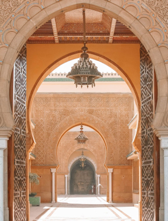 Porte arquée dans la ville de Rabat au Maroc.