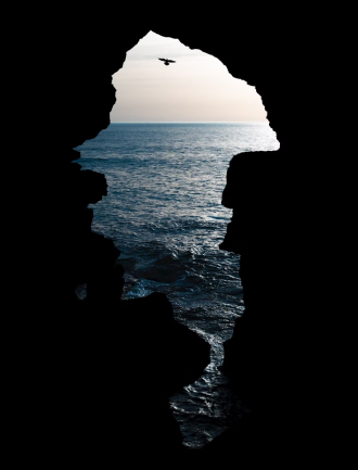 Ouverture en forme de carte d'Afrique dans la grotte d'Hercule à Tanger, Maroc