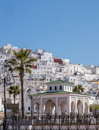 Immeubles blancs de Tétouan, au pied des montagnes du Rif, au nord du Maroc